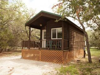Фото отеля Medina Lake Camping Resort Studio Cabin 1