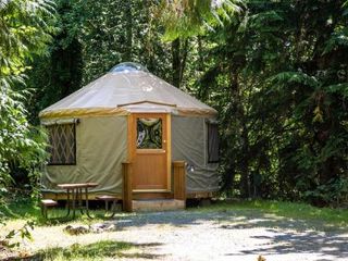 Фото отеля Mount Vernon Camping Resort 16 ft. Yurt 6
