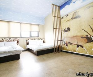 Taichung Mr. Calf House Hostel Standard 4-Pax Room6 - 1 min to night market 7 min to train station Taichung City Taiwan