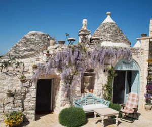 16 Trulli e Giardini Alberobello Italy