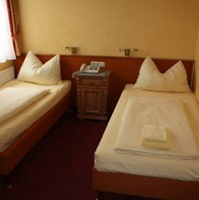 NearBy Hotel