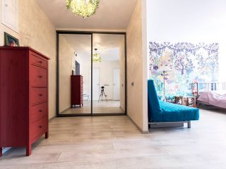 Санни. Солнечная квартира у метро Комендантский