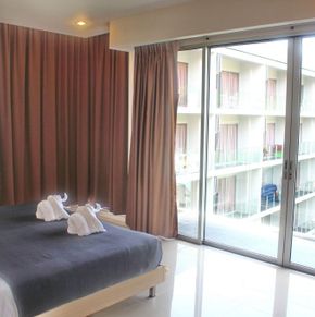 NearBy Hotel