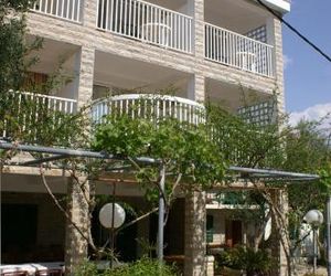 Rooms by the sea Jakisnica (Pag) - 4076 Lun Croatia