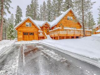 Фото отеля Snowpeak Chalet in Tahoe Donner
