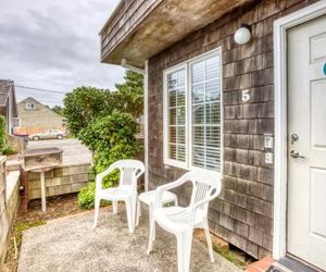 Beaches Inn | Puffins Place Cabana Cannon Beach United States