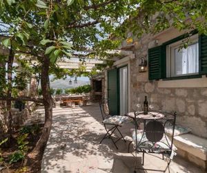 Apartments Larsen Omis Croatia