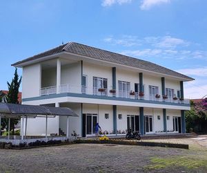 Maple House by Villa Istana Bunga Lembang Indonesia