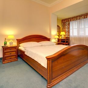 NearBy Hotel