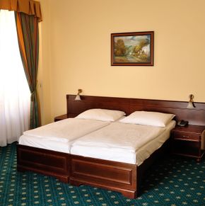 NearBy Hotel