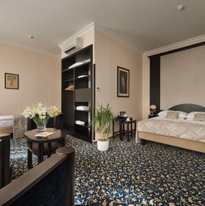 NearBy Hotel