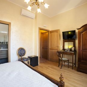 NearBy Hotel