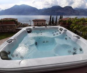 BMP Apartment Open Space con jacuzzi riscaldata vista lago Brenzone Italy