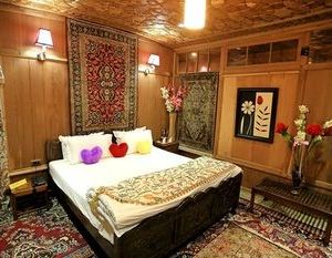 Shiraz Deluxe Houseboat Hotel Srinagar India