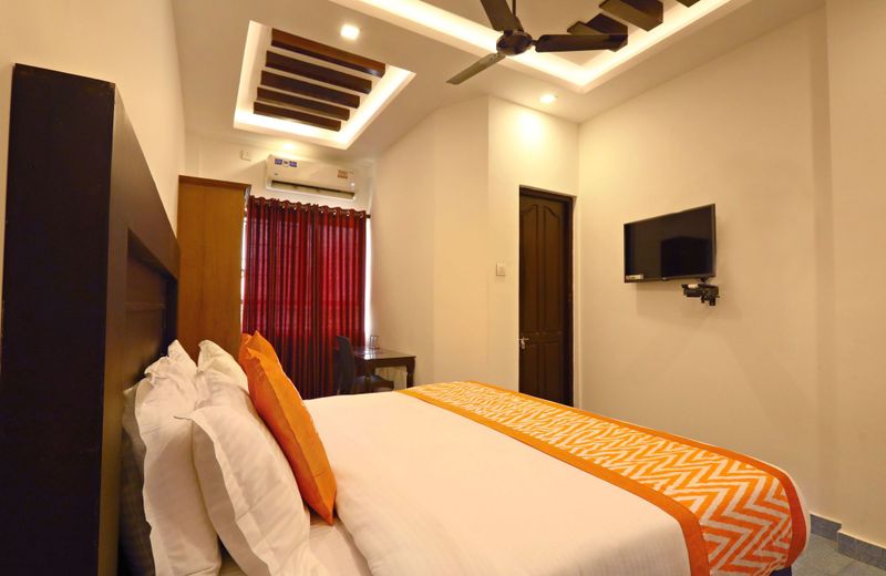 Vaccinated Staff – OYO 8964 Malabar Plaza Hotel