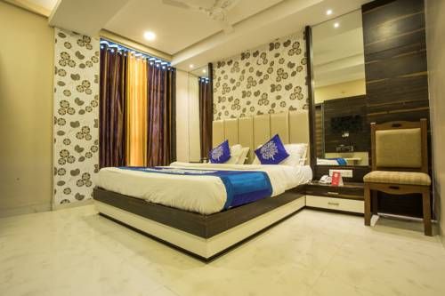 OYO 5253 Hotel Orange Lily