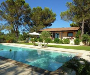 Single storey villa with large pool & unique view within walking distance of baker Saint-Siffret France