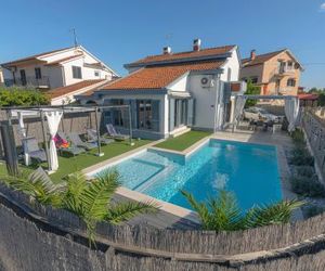 Holiday Home - Heated & Kids Pool Fazana Croatia