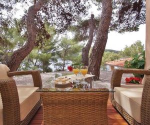 Beautiful apartment by the sea Prizba Croatia