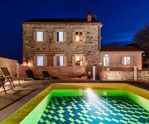 Apartments and rooms with a swimming pool Sumartin (Brac) - 13483 Sumartin Croatia