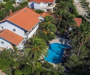 Beach Boy & Pool Girl Apartments Vir Croatia