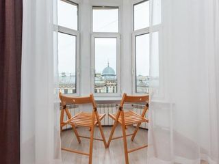 Демократ на Невском 147