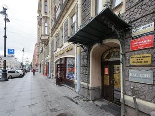 Демократ на Невском 147