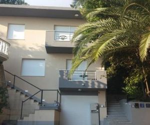 Seaside apartments with a swimming pool Krilo Jesenice (Omis) - 13898 Jesenice Croatia