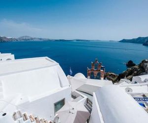 White House In A Rock Oia Greece