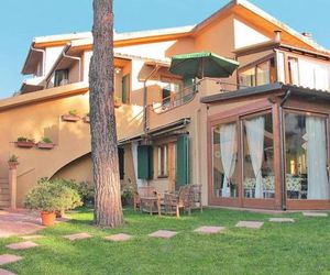 Spacious Holiday Home in Tuscany with Barbecue Montescudaio Italy