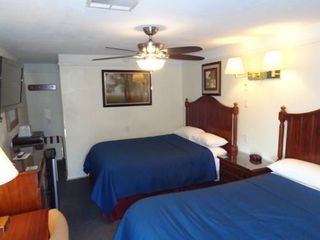 Фото отеля Husker Inn
