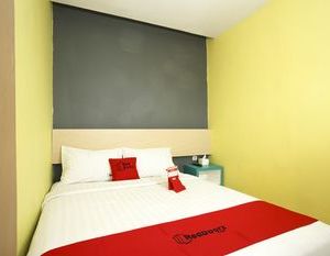 RedDoorz Plus near Tunjungan Plaza 2 Surabaya Indonesia