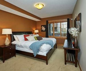 Rundle Cliffs Luxurious Two Bedroom Mountain Lodge Canmore Canada