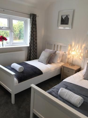 Arma Short Stays 122 – Spacious 3 Bed Oxford House Sleeps 5- FREE PARKNG For 2 Vehicles – Large Garden