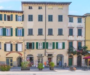 La Casa di Aida - Wihting the Wall - Netflix Lucca Italy