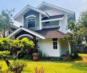 Villa Dedaun Batu Indonesia