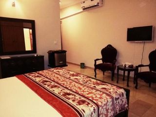 Фото отеля Royal Galaxy Guest House Islamabad - For Families Only