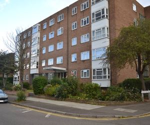 2 Bedroom Apartment in Stratton Court Central Surbiton incl Free Parking Twickenham United Kingdom