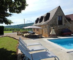 Cozy Holiday Home in Saint-Leon-sur-Vezere with Swimming Pool Peyzac France