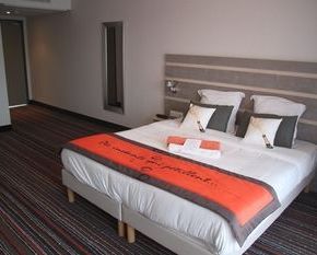NearBy Hotel