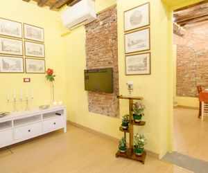 COZY BRICKS in LUCCA! 2bdr, 2bath, air con & Wi-Fi Lucca Italy