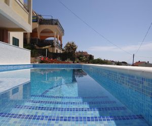 Pool side apt w/ sea view-jacuzzi & spacious deck Okrug Gornji Croatia