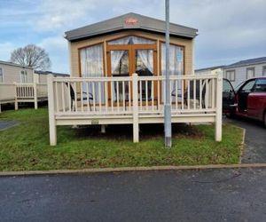 Mini lodge hot tub hols at Kingfisher Court Tattershall United Kingdom