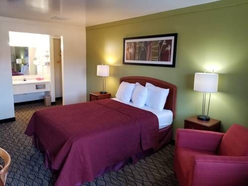 Photo of Economy Inn & Suites Cedar Lake