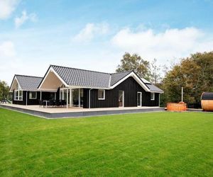 Two-Bedroom Holiday home in Tomrefjord Reerso Denmark