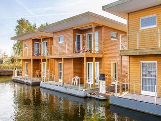 Hotel pic FLOATING HOUSES Classic _ _Schwimm