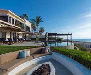 7 BR Beachfront up to 15 people, Villa Delfines El Bedito Mexico