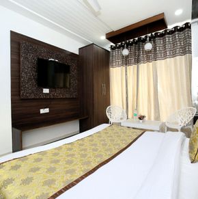 NearBy Hotel