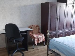 Комната с балконом в двухкомнатной квартире.
