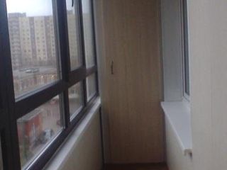 Комната с балконом в двухкомнатной квартире.